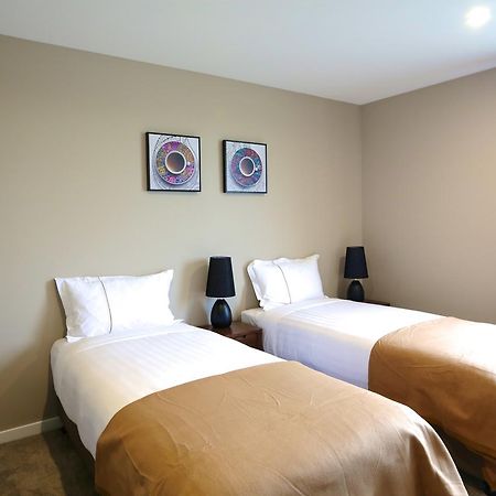 Golden Sun Apartment -Two Bedrooms, Three Bedrooms Крайстчърч Екстериор снимка