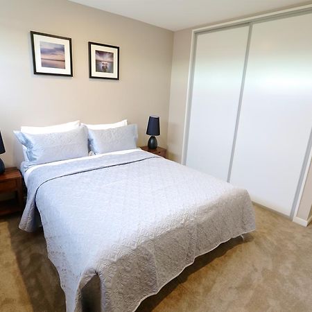 Golden Sun Apartment -Two Bedrooms, Three Bedrooms Крайстчърч Екстериор снимка
