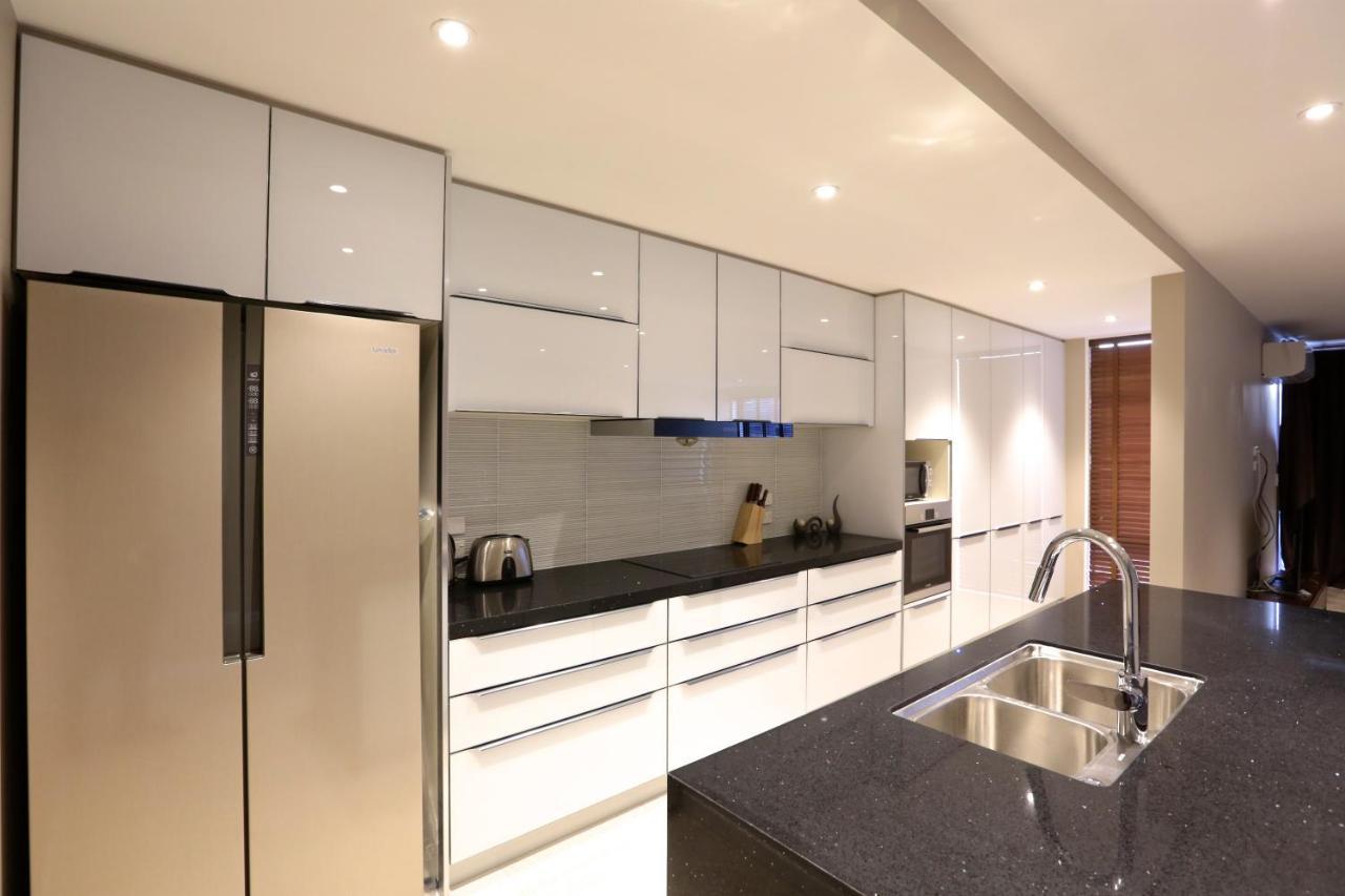 Golden Sun Apartment -Two Bedrooms, Three Bedrooms Крайстчърч Екстериор снимка