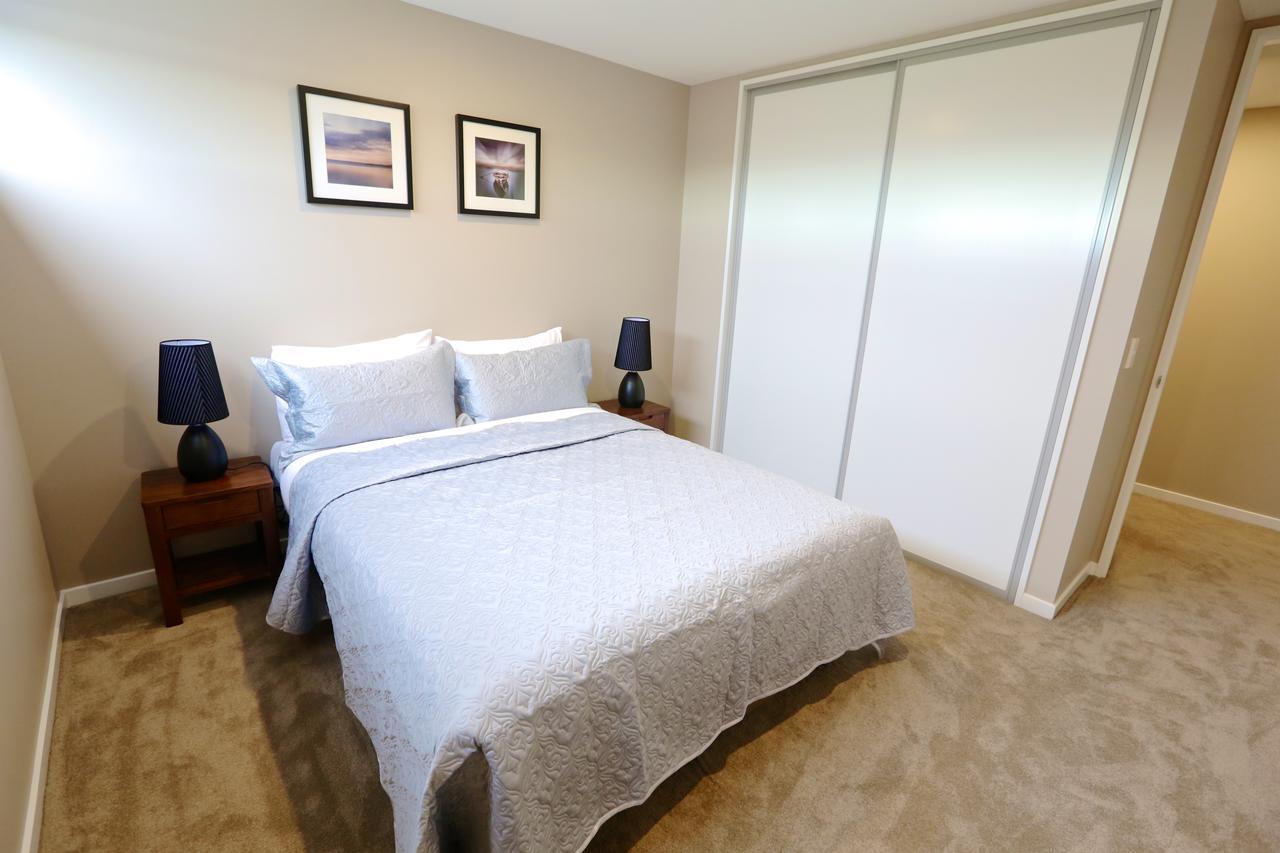 Golden Sun Apartment -Two Bedrooms, Three Bedrooms Крайстчърч Екстериор снимка