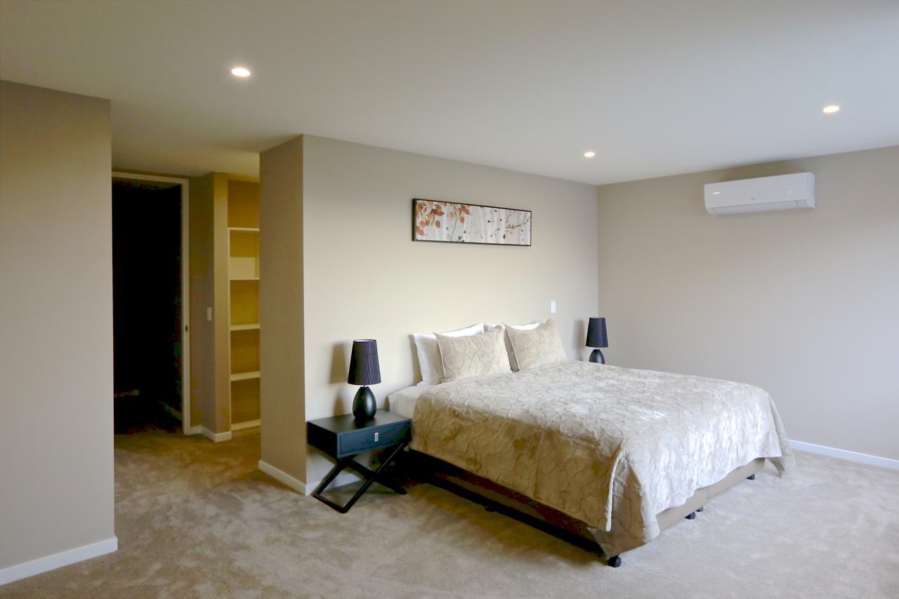 Golden Sun Apartment -Two Bedrooms, Three Bedrooms Крайстчърч Екстериор снимка