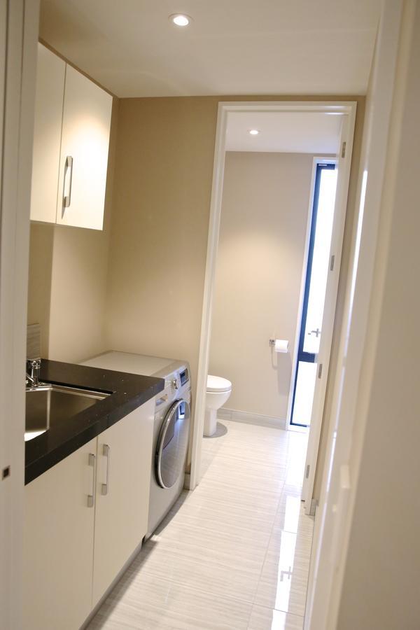 Golden Sun Apartment -Two Bedrooms, Three Bedrooms Крайстчърч Екстериор снимка