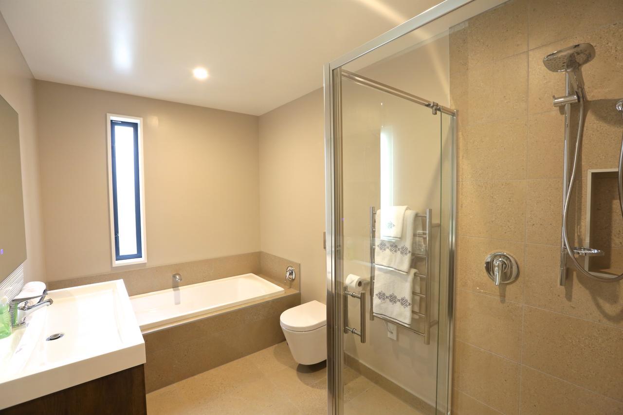 Golden Sun Apartment -Two Bedrooms, Three Bedrooms Крайстчърч Екстериор снимка