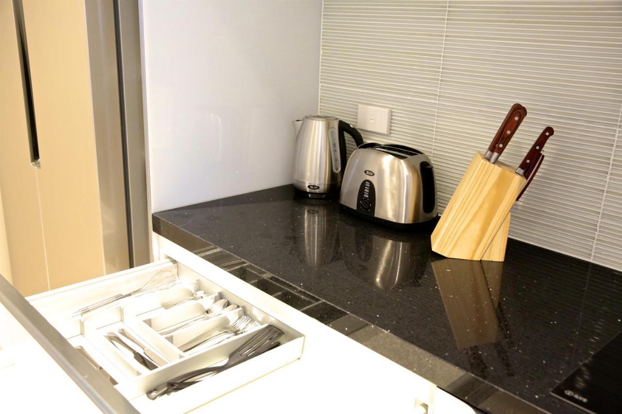 Golden Sun Apartment -Two Bedrooms, Three Bedrooms Крайстчърч Екстериор снимка